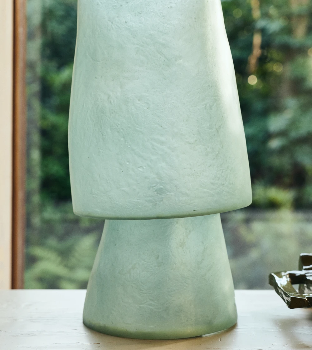 Lámpara de mesa grande azul en fibra de vidrio translúcida diseñada por HKLIVING con luz ambiental suave
