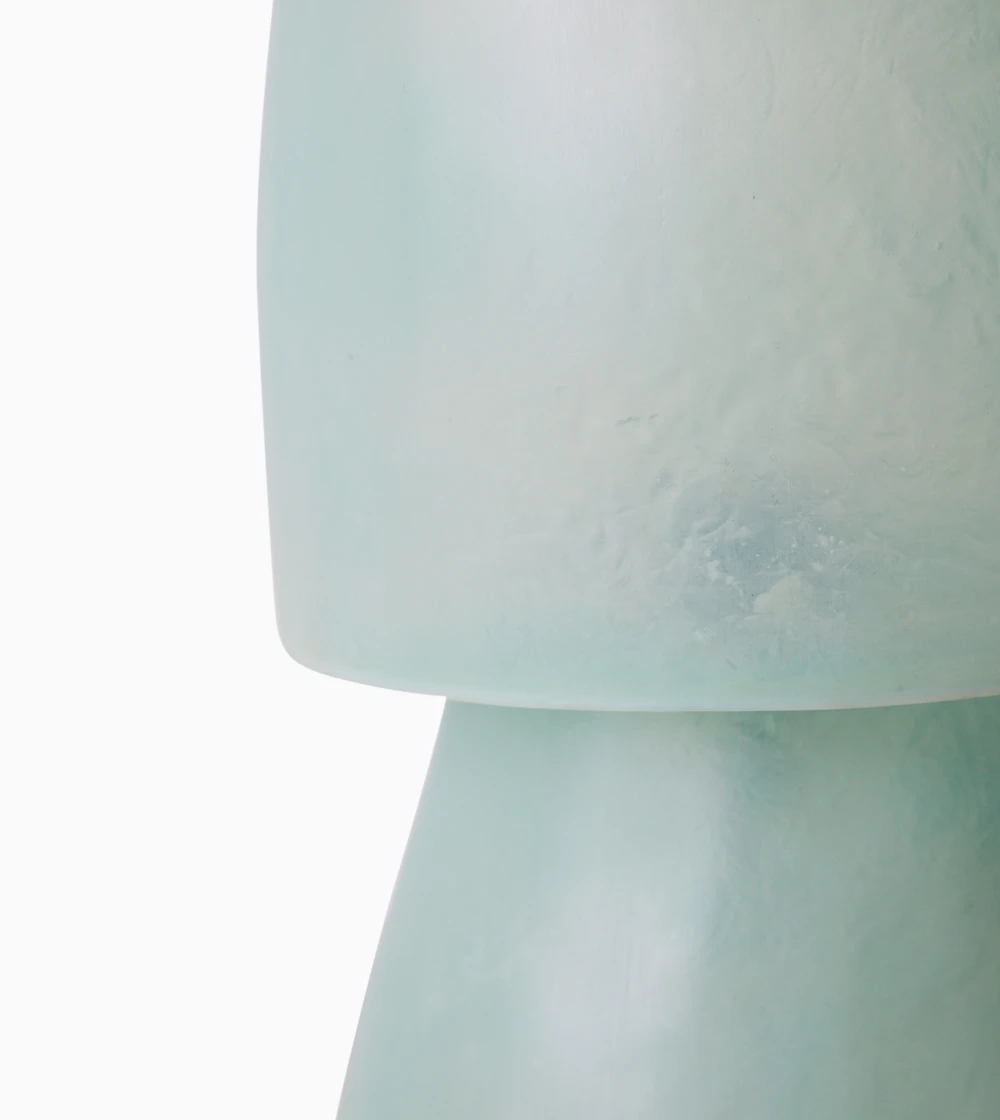 Lámpara de mesa grande azul en fibra de vidrio translúcida diseñada por HKLIVING con luz ambiental suave