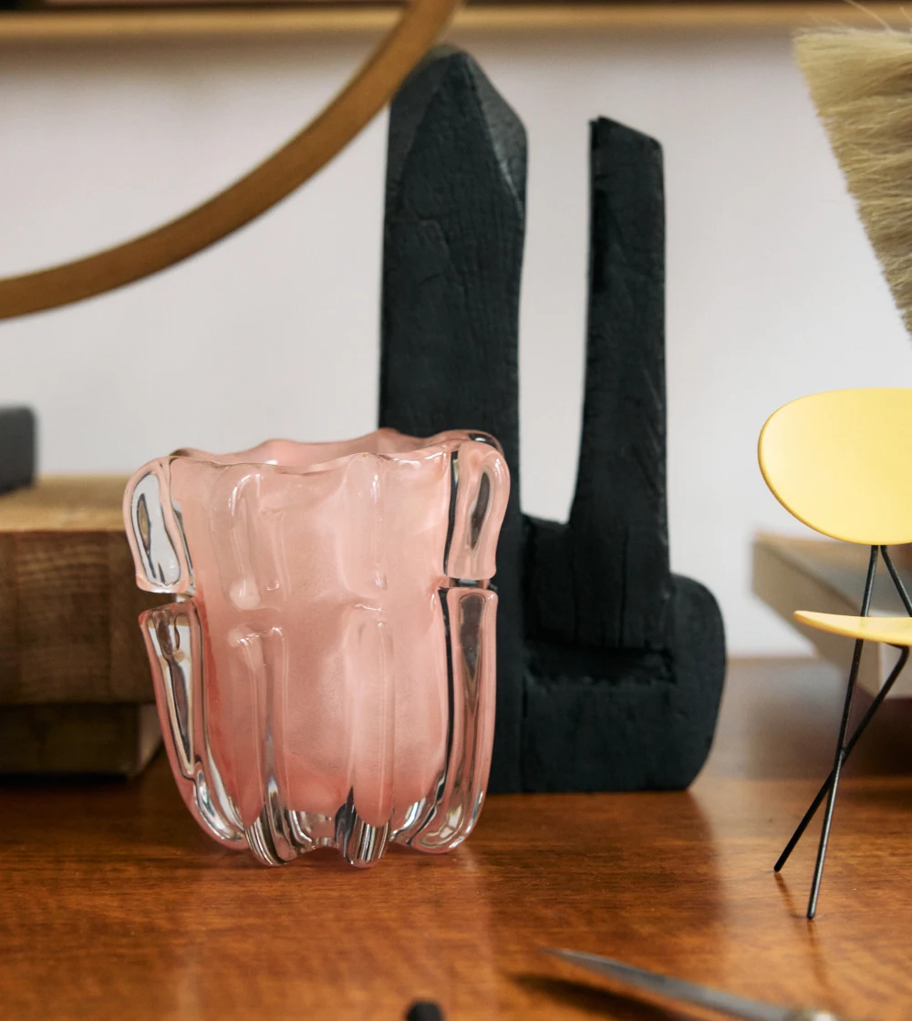 Portavelas de vidrio rosa de HKLIVING con forma orgánica y acabado translúcido.
