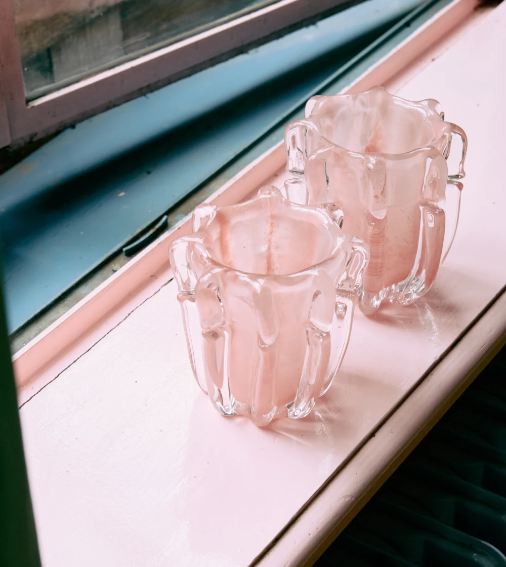 Portavelas de vidrio rosa de HKLIVING con forma orgánica y acabado translúcido.