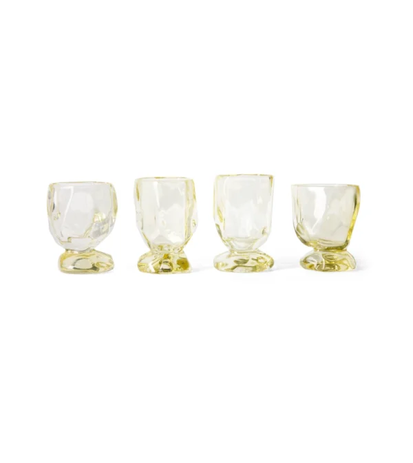 Copas de vino de diseño con base escultórica sobre mesa decorada de hkliving