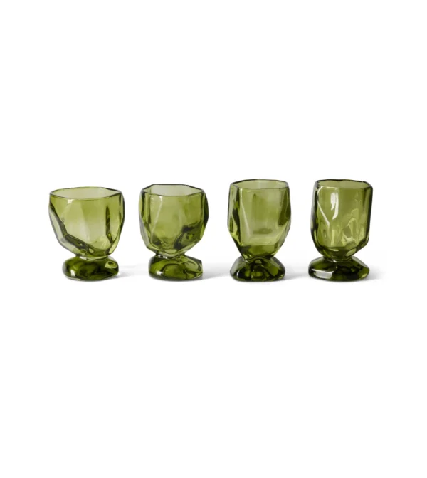 Copas de vino de diseño con base escultórica sobre mesa decorada de hkliving