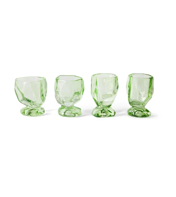 Copas de vino de diseño con base escultórica sobre mesa decorada de hkliving