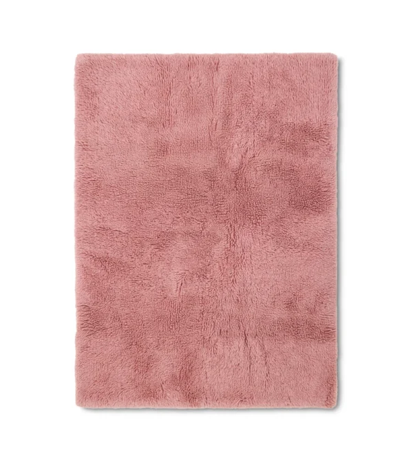 alfombra rosa de lana de pelo largo HKLIVING con textura suave en salón contemporáneo.