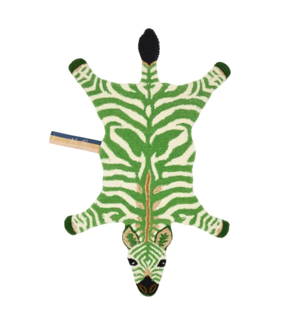alfombra Grassy Zebra de Doing Goods con forma de cebra en verde y blanco en habitación infantil.
