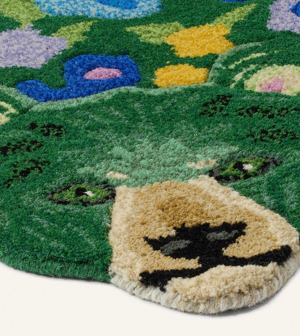 alfombra Josie Jardin Bear Small de Doing Goods con forma de oso y diseño floral en habitación infantil.