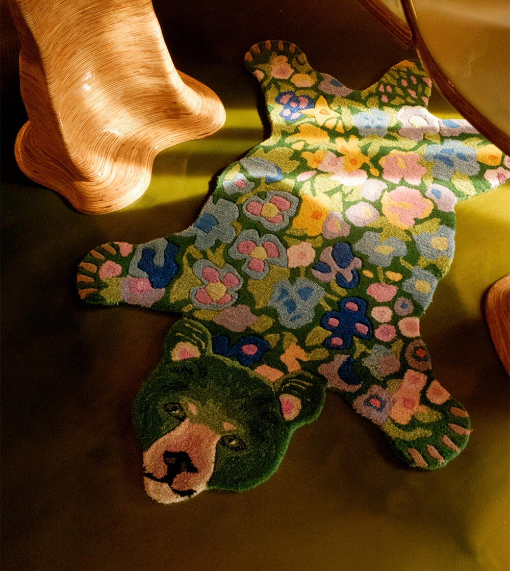 alfombra Josie Jardin Bear Small de Doing Goods con forma de oso y diseño floral en habitación infantil.
