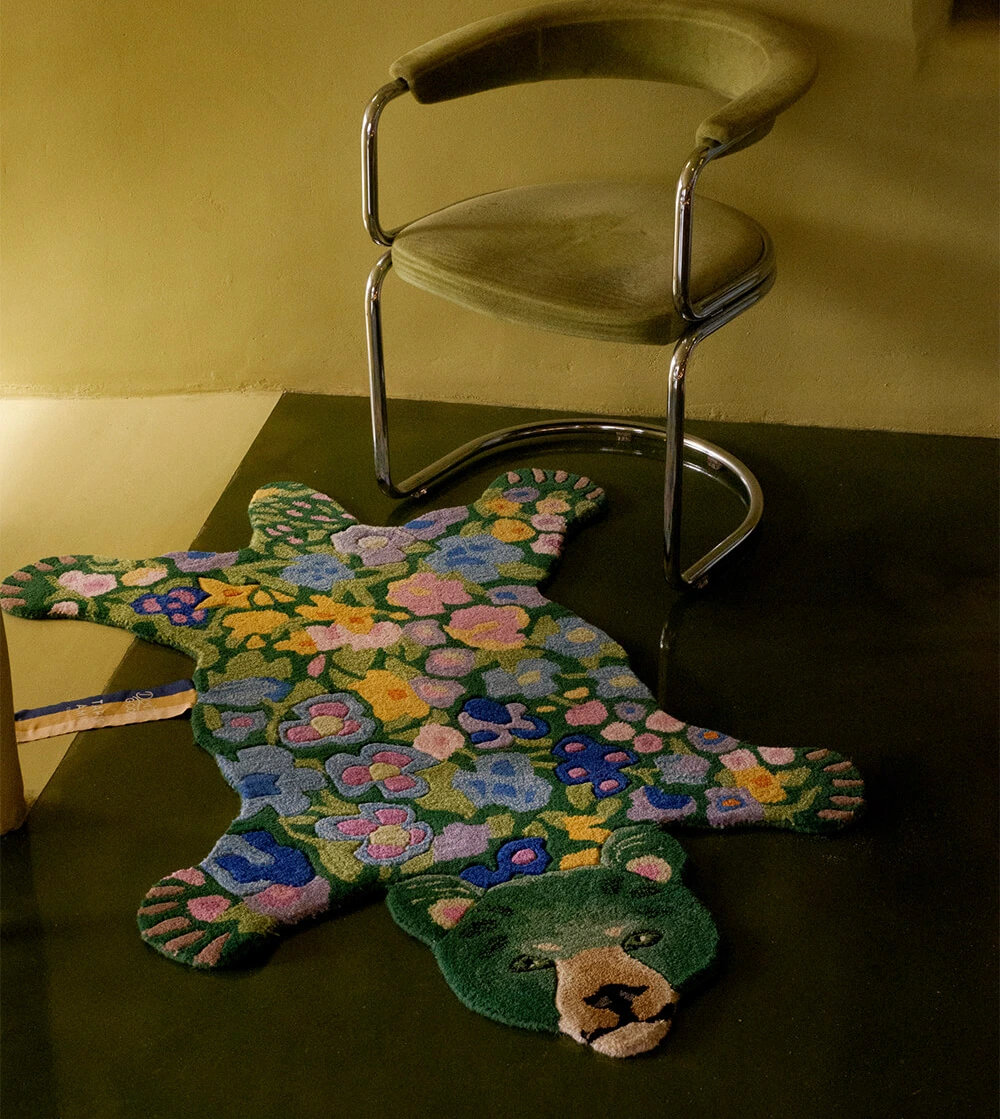 alfombra Josie Jardin Bear Small de Doing Goods con forma de oso y diseño floral en habitación infantil.