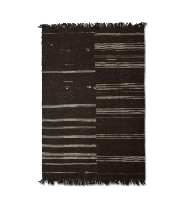 alfombra Kelim de lana HKLIVING marrón con líneas claras y tejido artesanal en salón contemporáneo.