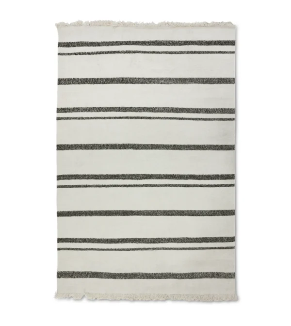 alfombra Kelim de lana crema HKLIVING con franja minimalista y textura natural en interior contemporáneo.
