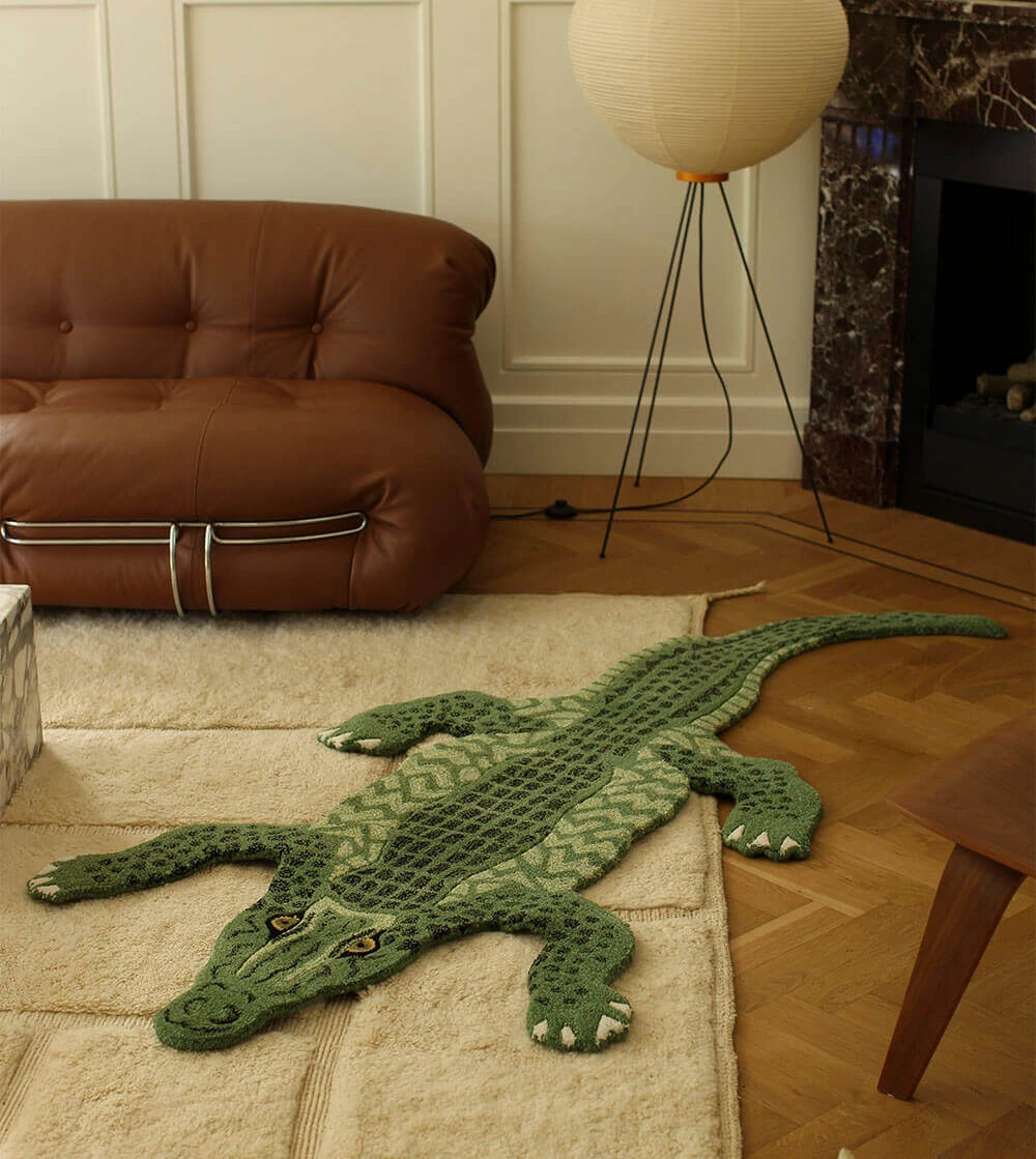 alfombra Coolio Crocodile de Doing Goods con forma de cocodrilo en lana en habitación infantil.