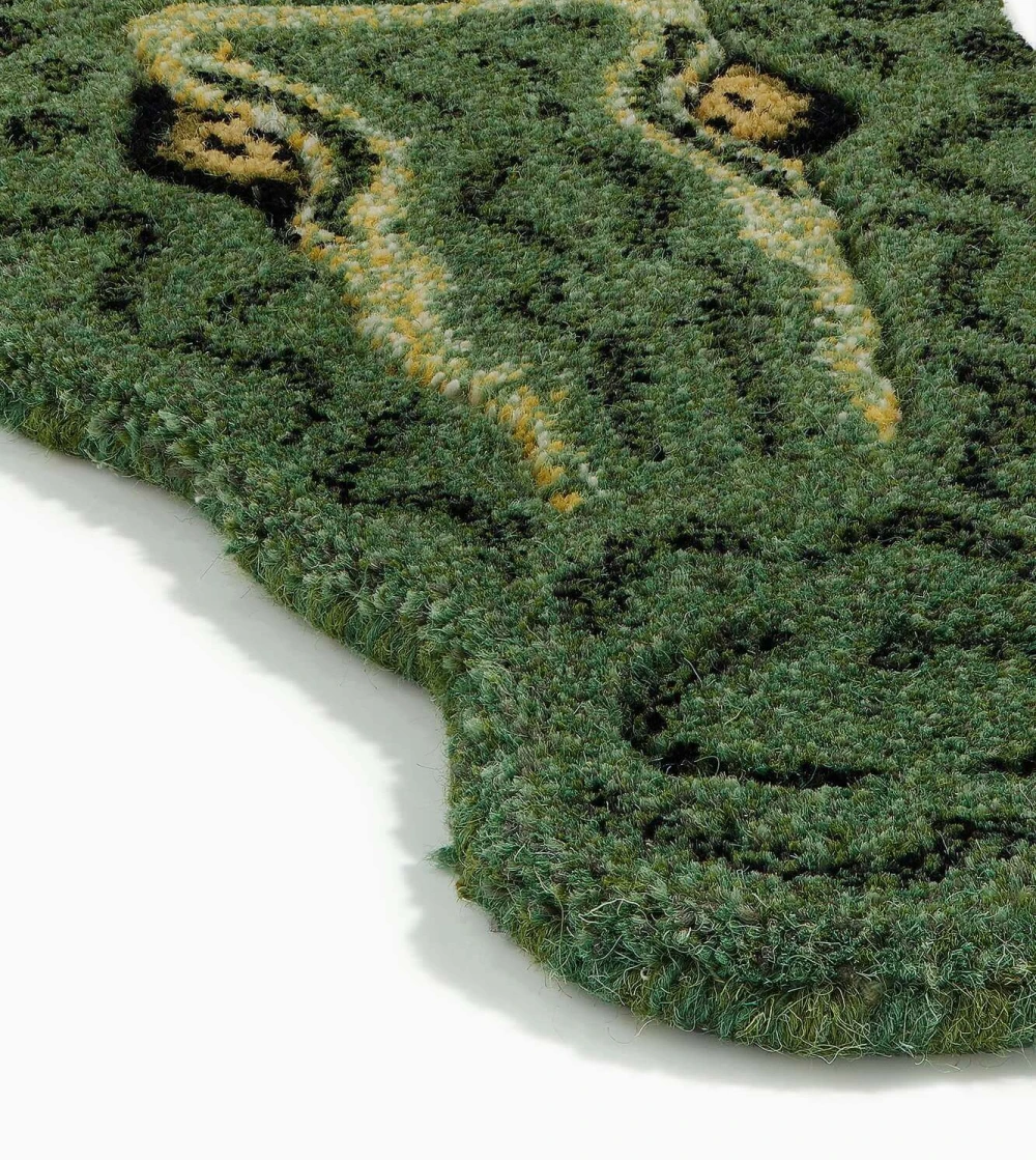 alfombra Coolio Crocodile de Doing Goods con forma de cocodrilo en lana en habitación infantil.