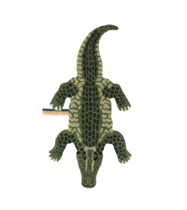alfombra Coolio Crocodile de Doing Goods con forma de cocodrilo en lana en habitación infantil.