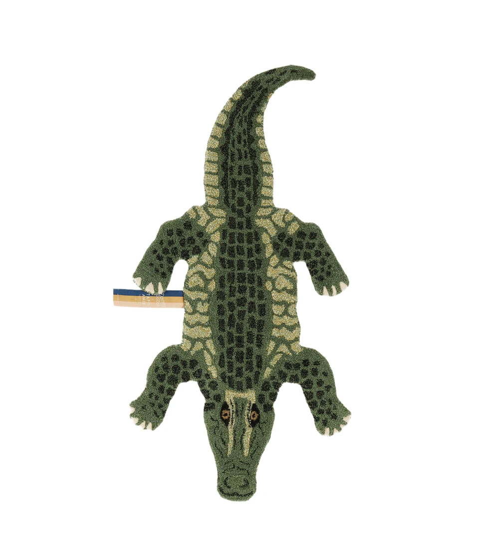 alfombra Coolio Crocodile de Doing Goods con forma de cocodrilo en lana en habitación infantil.