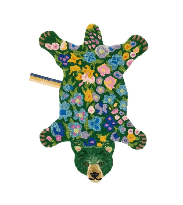 alfombra Josie Jardin Bear Small de Doing Goods con forma de oso y diseño floral en habitación infantil.