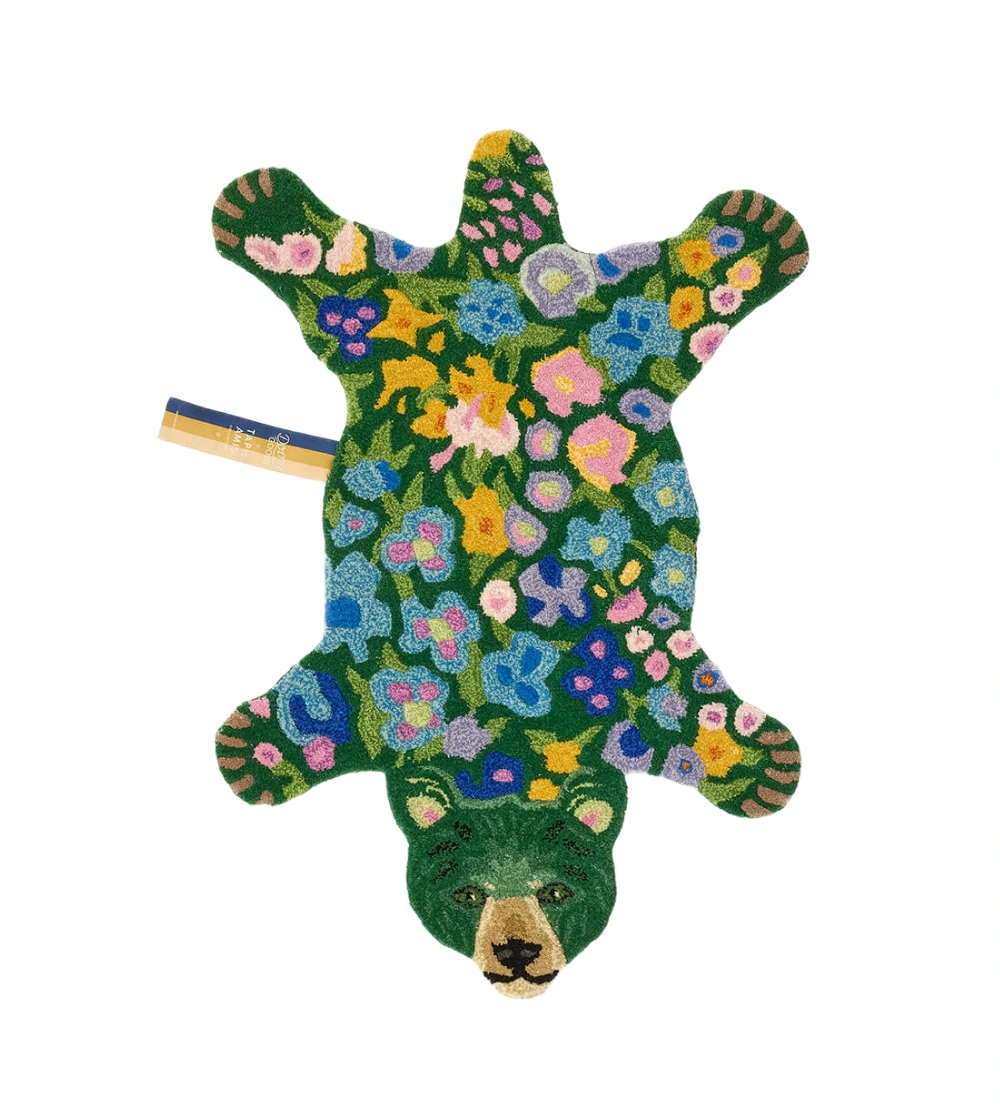 alfombra Josie Jardin Bear Small de Doing Goods con forma de oso y diseño floral en habitación infantil.