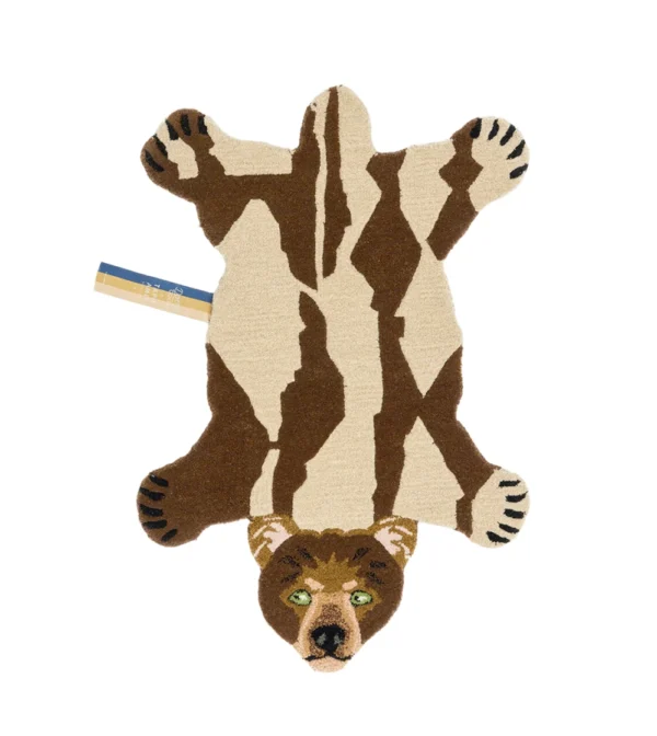 alfombra Quin Bear de Doing Goods con forma de oso en tonos marrón y beige en interior acogedor.
