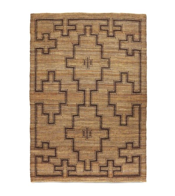 alfombra de yute Tuareg HKLIVING con estampado decorativo y tonos terrosos en salón natural.