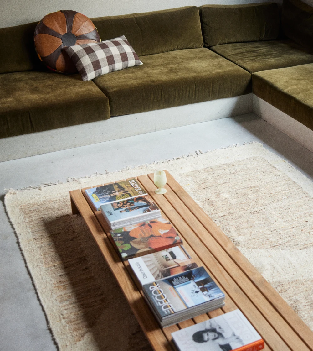 alfombra de lana Contour de HKLIVING en salón contemporáneo aportando calidez y equilibrio al espacio.