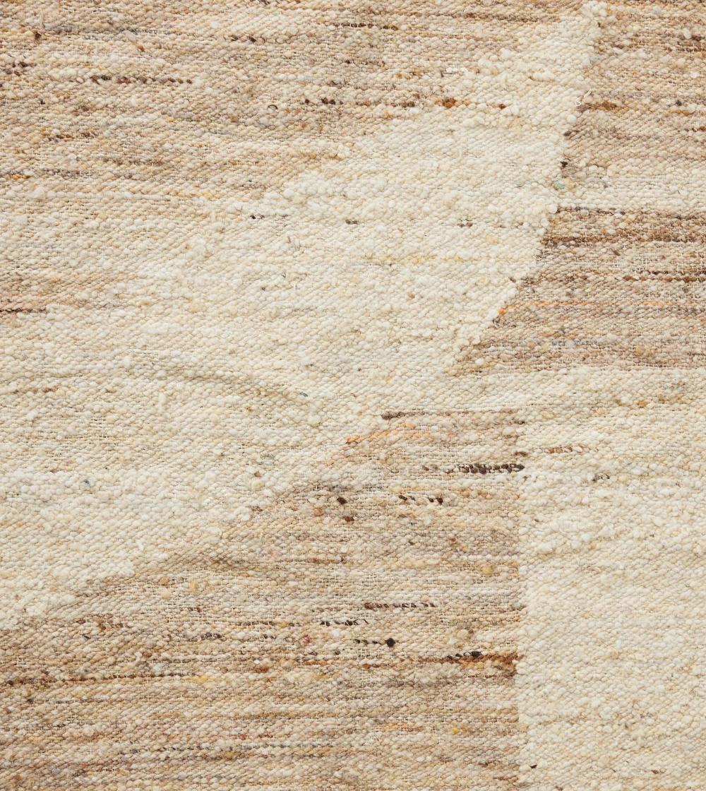 alfombra de lana Contour de HKLIVING en salón contemporáneo aportando calidez y equilibrio al espacio.
