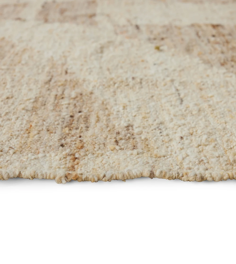 alfombra de lana Contour de HKLIVING en salón contemporáneo aportando calidez y equilibrio al espacio.