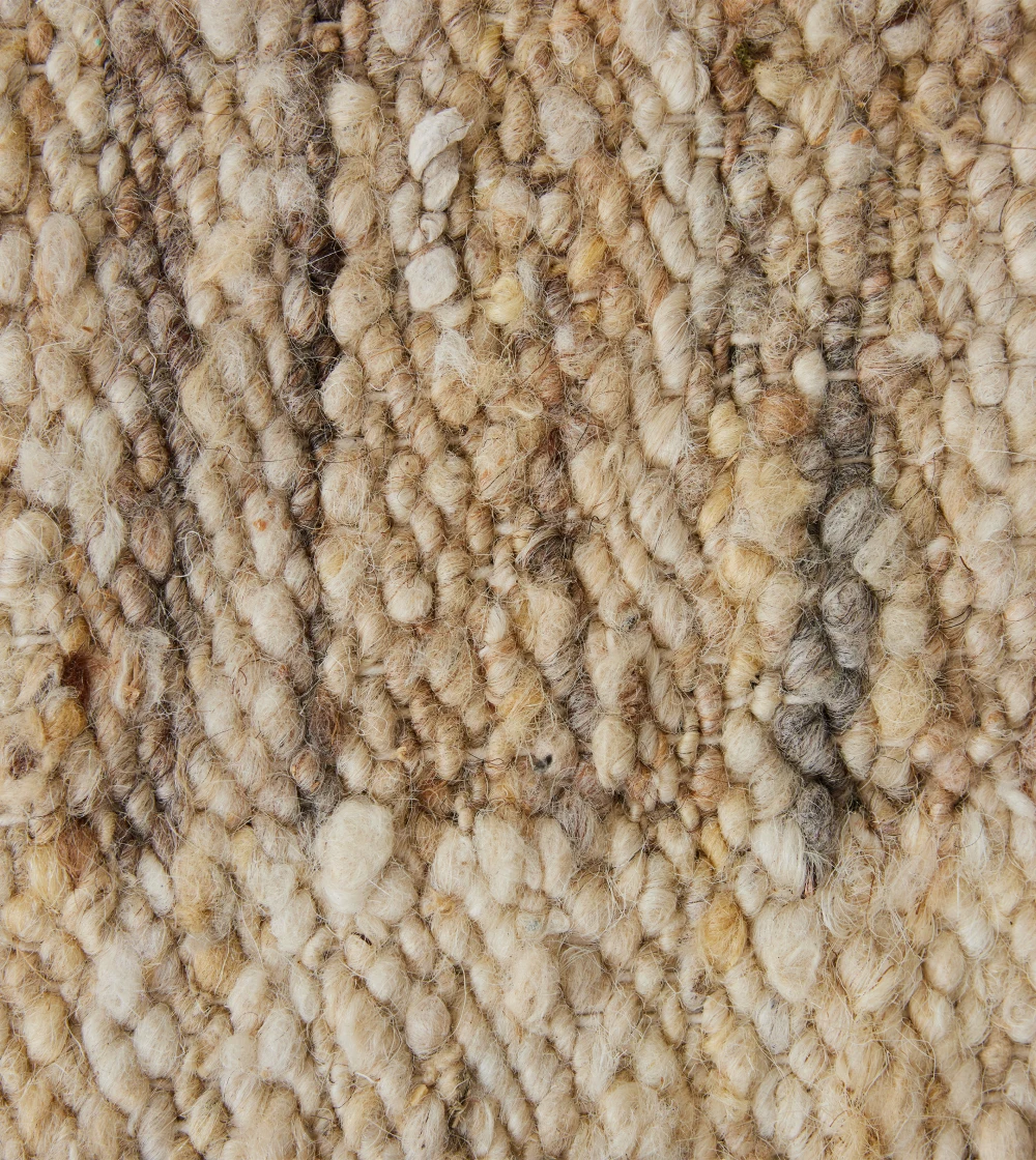 alfombra de lana Contour de HKLIVING en salón contemporáneo aportando calidez y equilibrio al espacio.