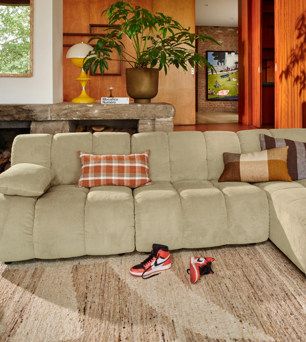 alfombra de lana Contour de HKLIVING en salón contemporáneo aportando calidez y equilibrio al espacio.