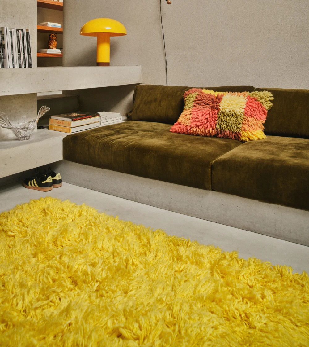 alfombra de lana amarilla de HKLIVING con pelo largo y textura mullida en salón contemporáneo.