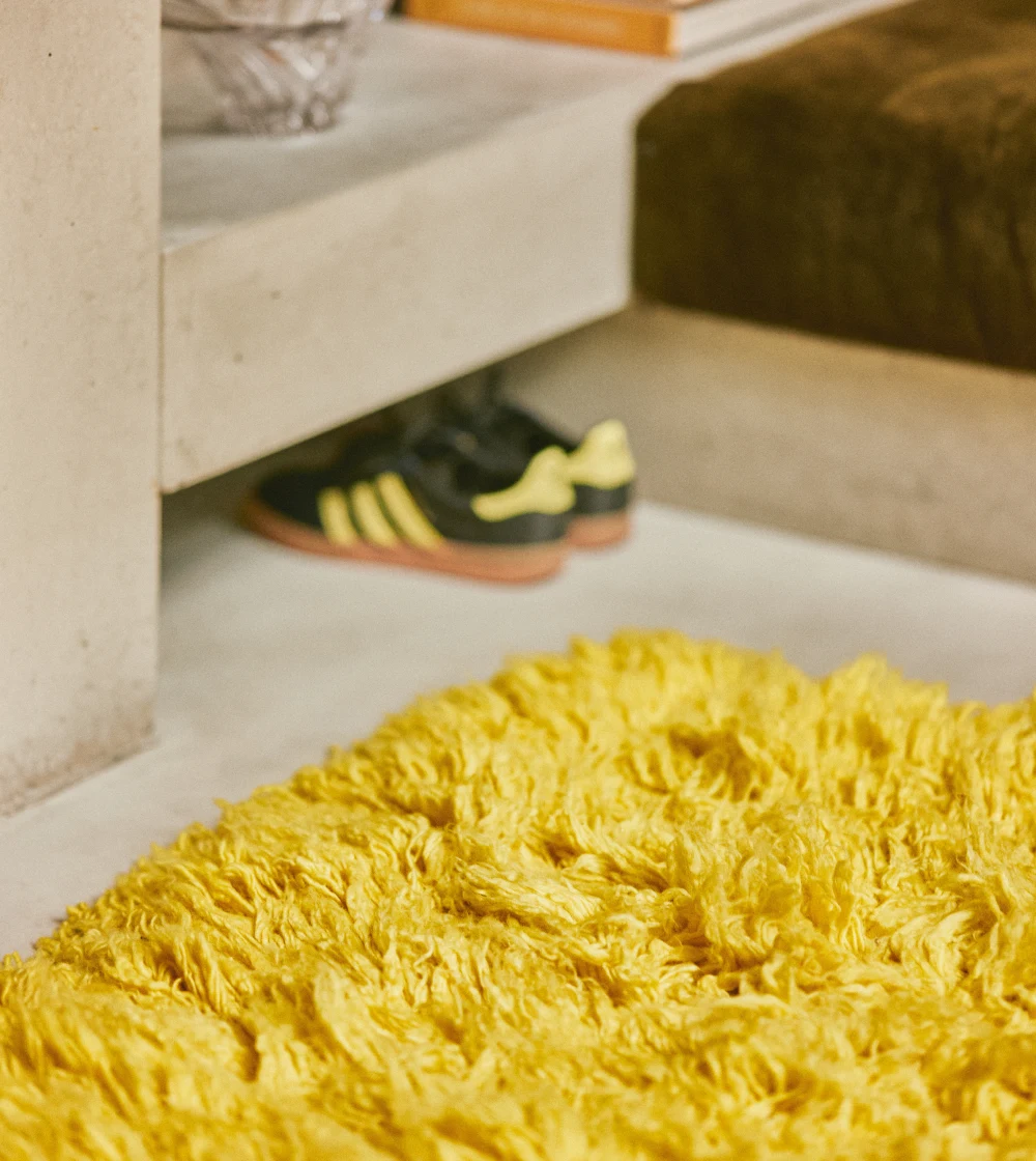 alfombra de lana amarilla de HKLIVING con pelo largo y textura mullida en salón contemporáneo.