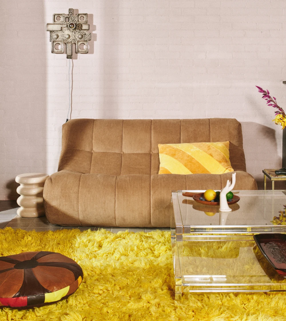 alfombra de lana amarilla de HKLIVING con pelo largo y textura mullida en salón contemporáneo.
