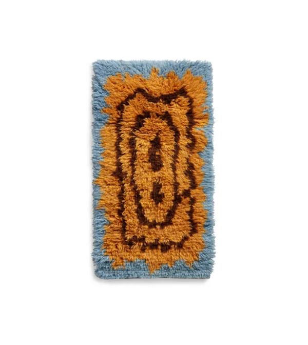 alfombra de lana Funk de HKLIVING en azul y amarillo con patrón orgánico y textura suave para pasillo o dormitorio.