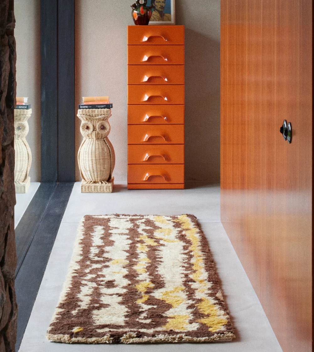 alfombra pasillera de lana Rave de HKLIVING en tonos marrón y amarillo con diseño retro y textura suave.