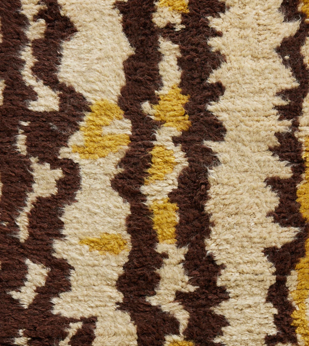 alfombra pasillera de lana Rave de HKLIVING en tonos marrón y amarillo con diseño retro y textura suave.