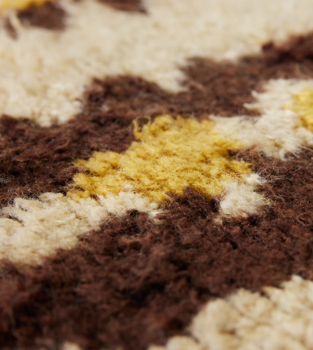 alfombra pasillera de lana Rave de HKLIVING en tonos marrón y amarillo con diseño retro y textura suave.