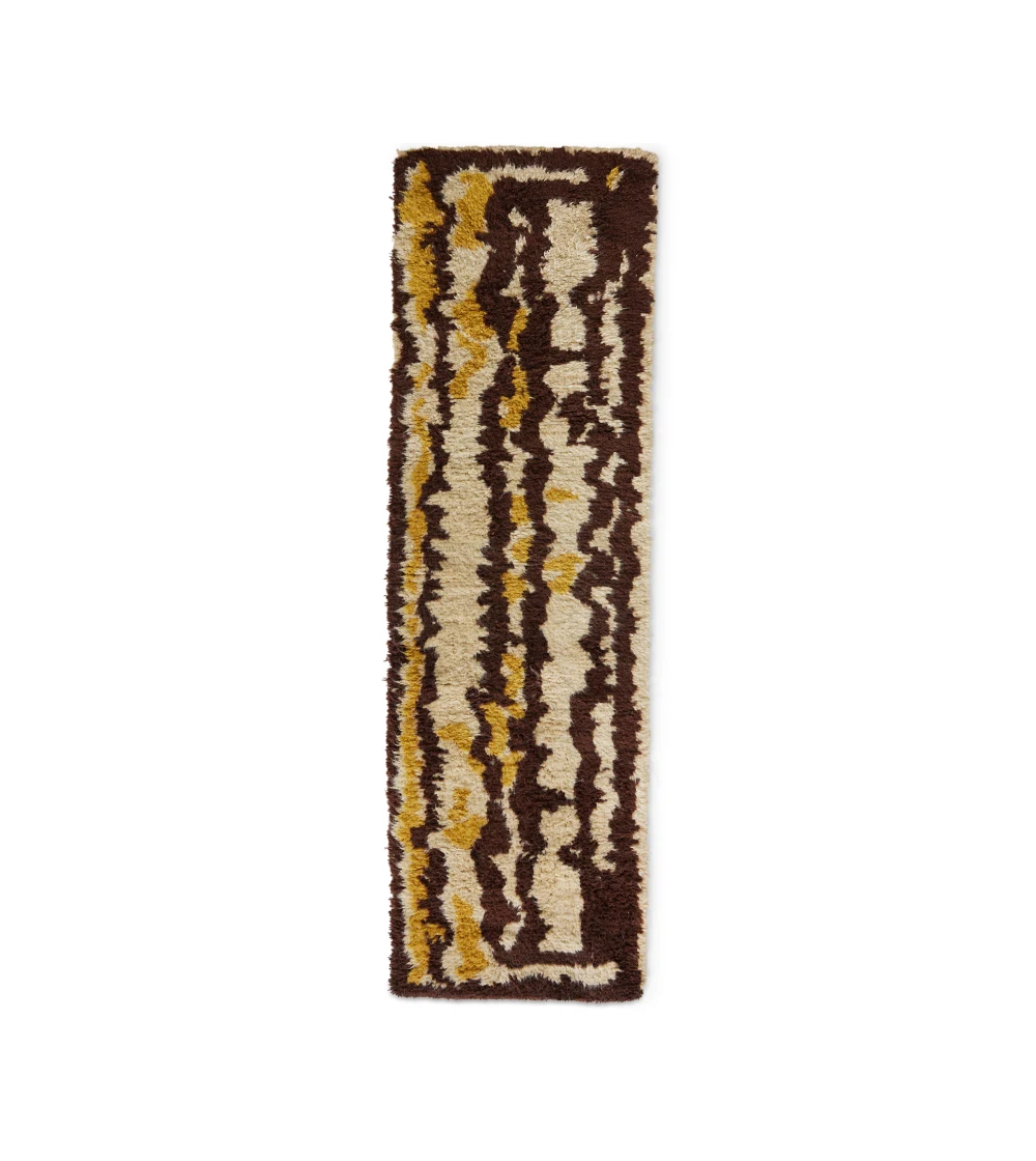 alfombra pasillera de lana Rave de HKLIVING en tonos marrón y amarillo con diseño retro y textura suave.