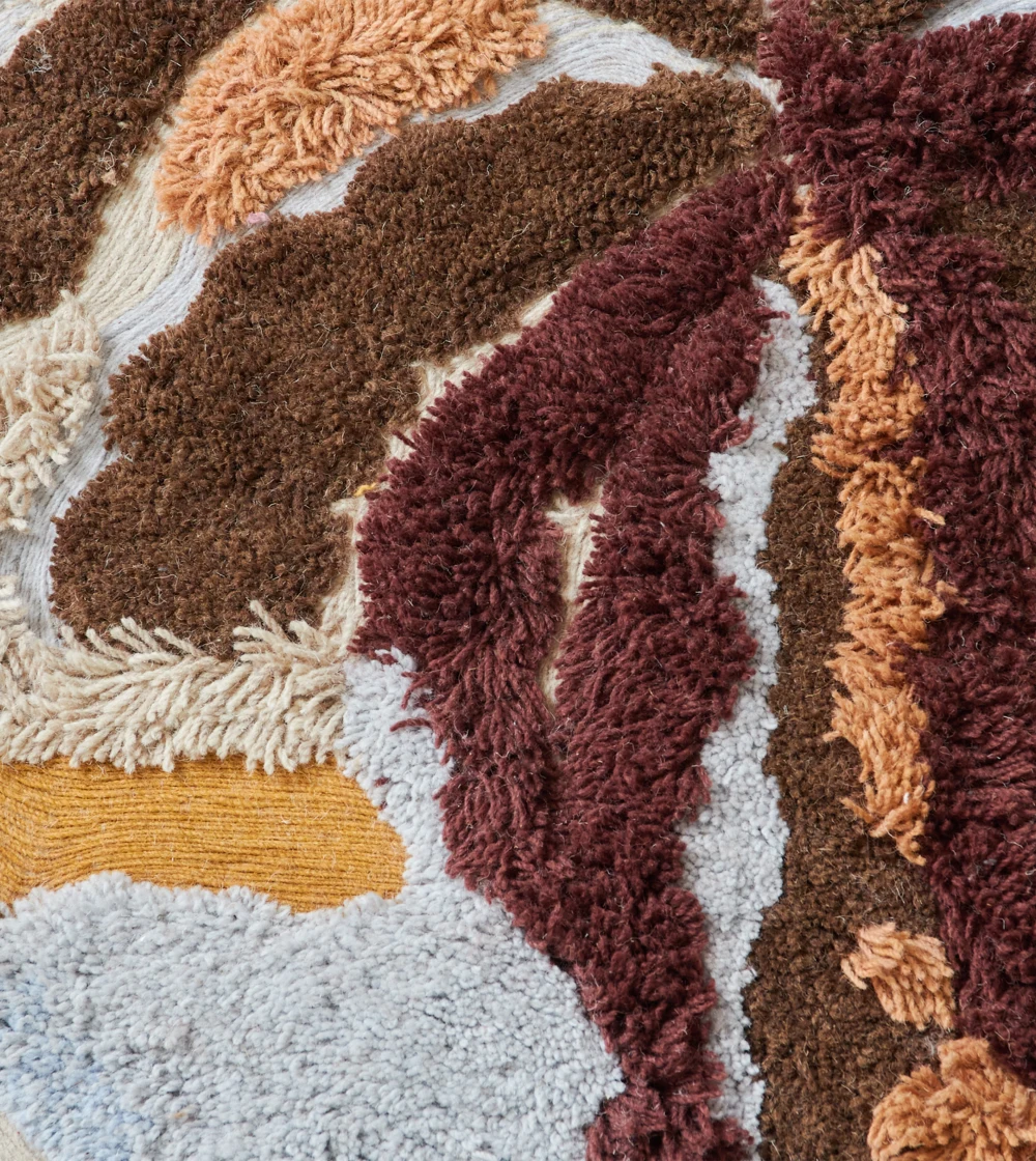 alfombra redonda suave en tonos tierra de HKLIVING con patrón natural y textura mullida en interior contemporáneo.