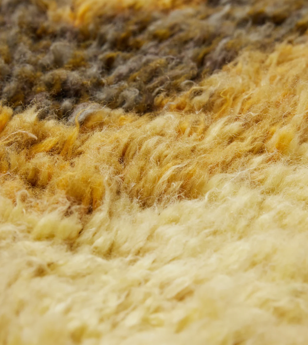 alfombra tonos ocres HKLIVING con patrón natural y textura suave en un interior cálido y contemporáneo.