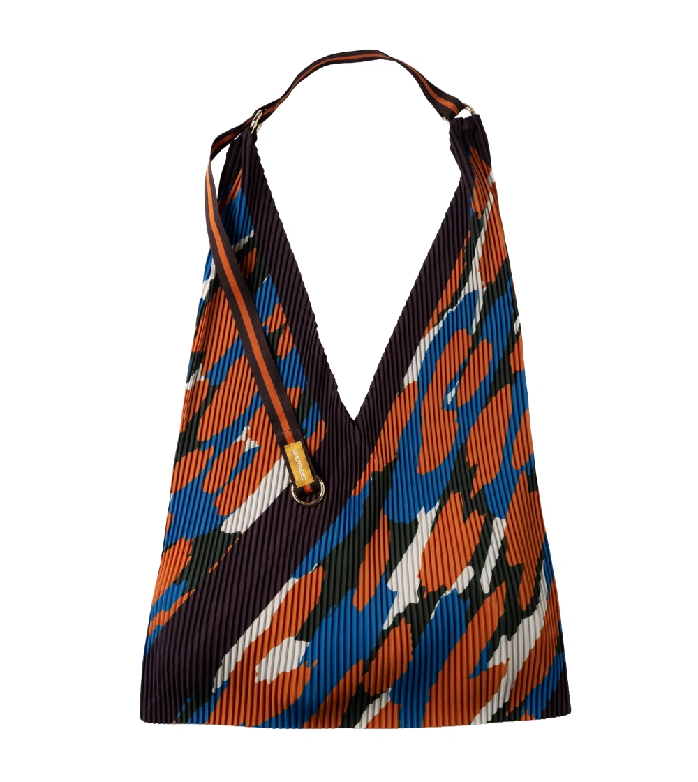 bolso plisado Elizabeth Y de Multitudes en tejido efecto seda reciclado con diseño ligero y amplio.