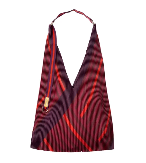bolso plisado rojo Stefania Y de Multitudes en tejido efecto seda reciclado con diseño ligero y amplio.