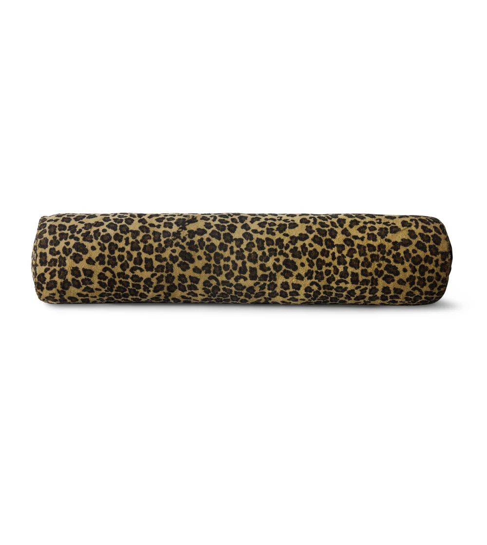 cojín bolster estampado HKLIVING alargado sobre sofá con diseño decorativo llamativo.
