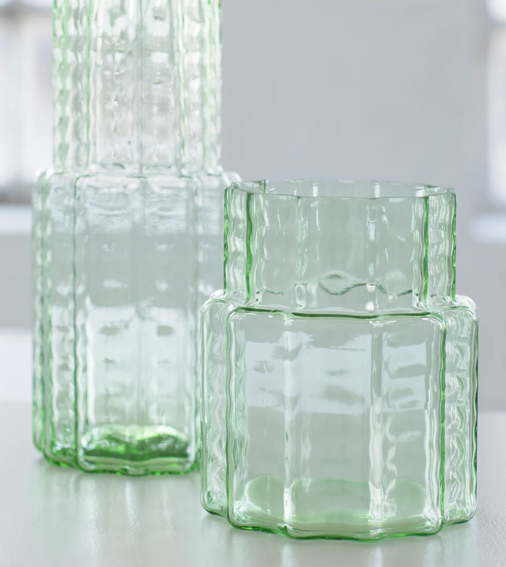 jarrón verde de vidrio soplado Serax inspirado en arquitectura con diseño elegante y tono sutil.