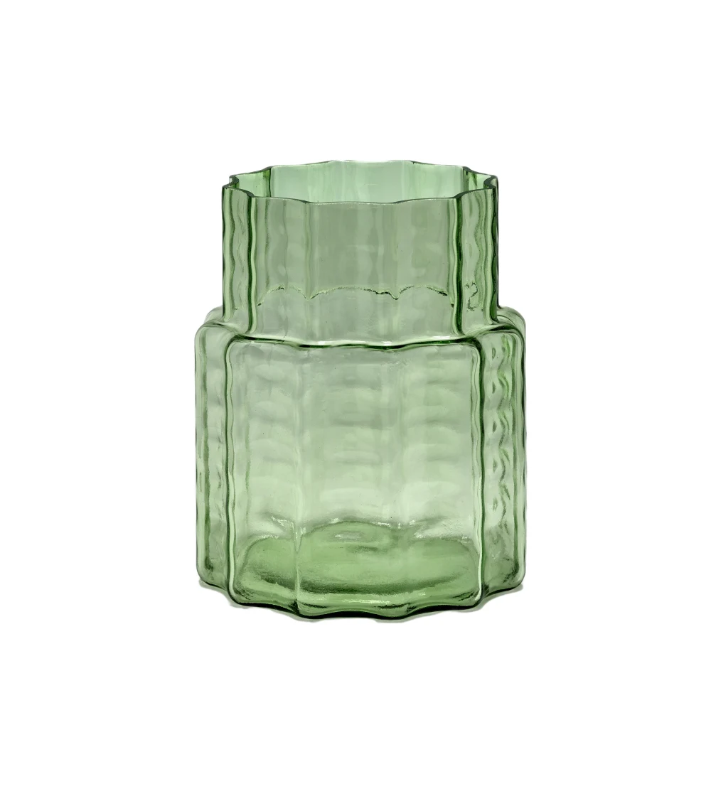 jarrón verde de vidrio soplado Serax inspirado en arquitectura con diseño elegante y tono sutil.