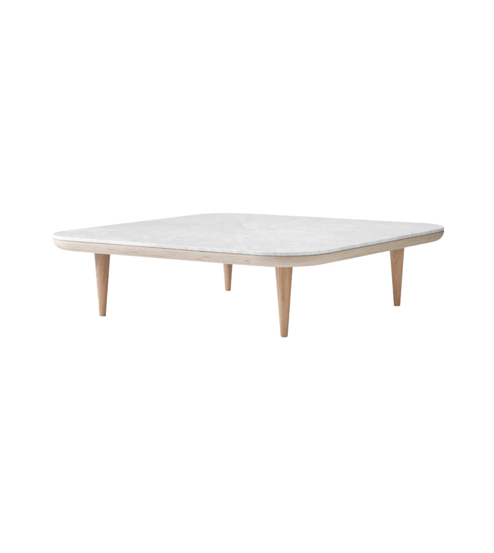 Mesa de centro baja con superficie de mármol Fly de Space Copenhagen en salón contemporáneo, diseño minimalista y funcional.