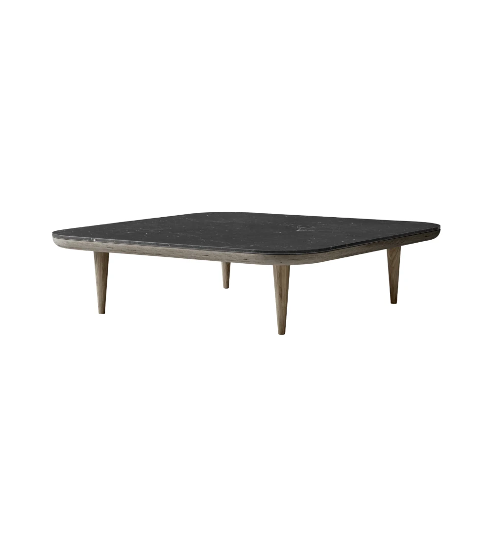 Mesa de centro baja con superficie de mármol Fly de Space Copenhagen en salón contemporáneo, diseño minimalista y funcional.