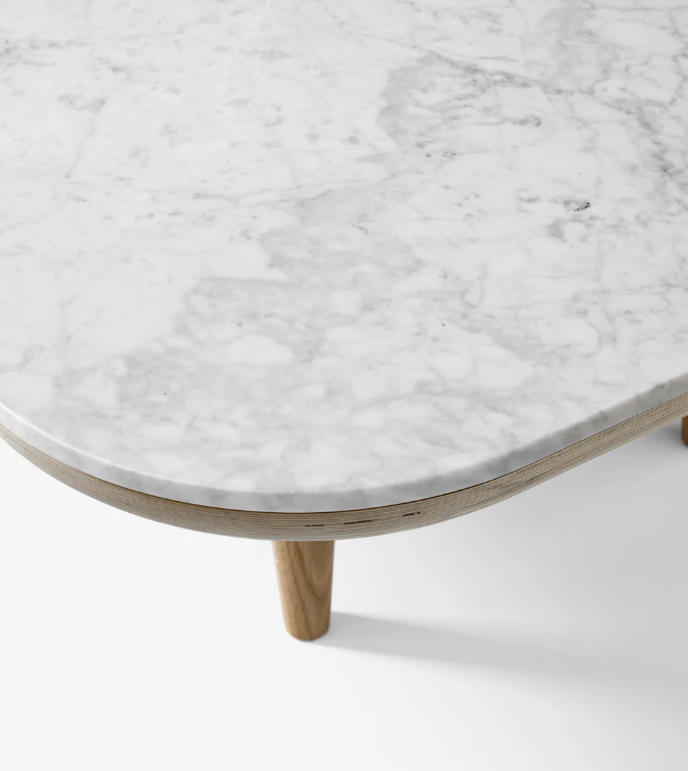 Mesa auxiliar baja Fly de Space Copenhagen en salón contemporáneo, diseño minimalista y funcional.