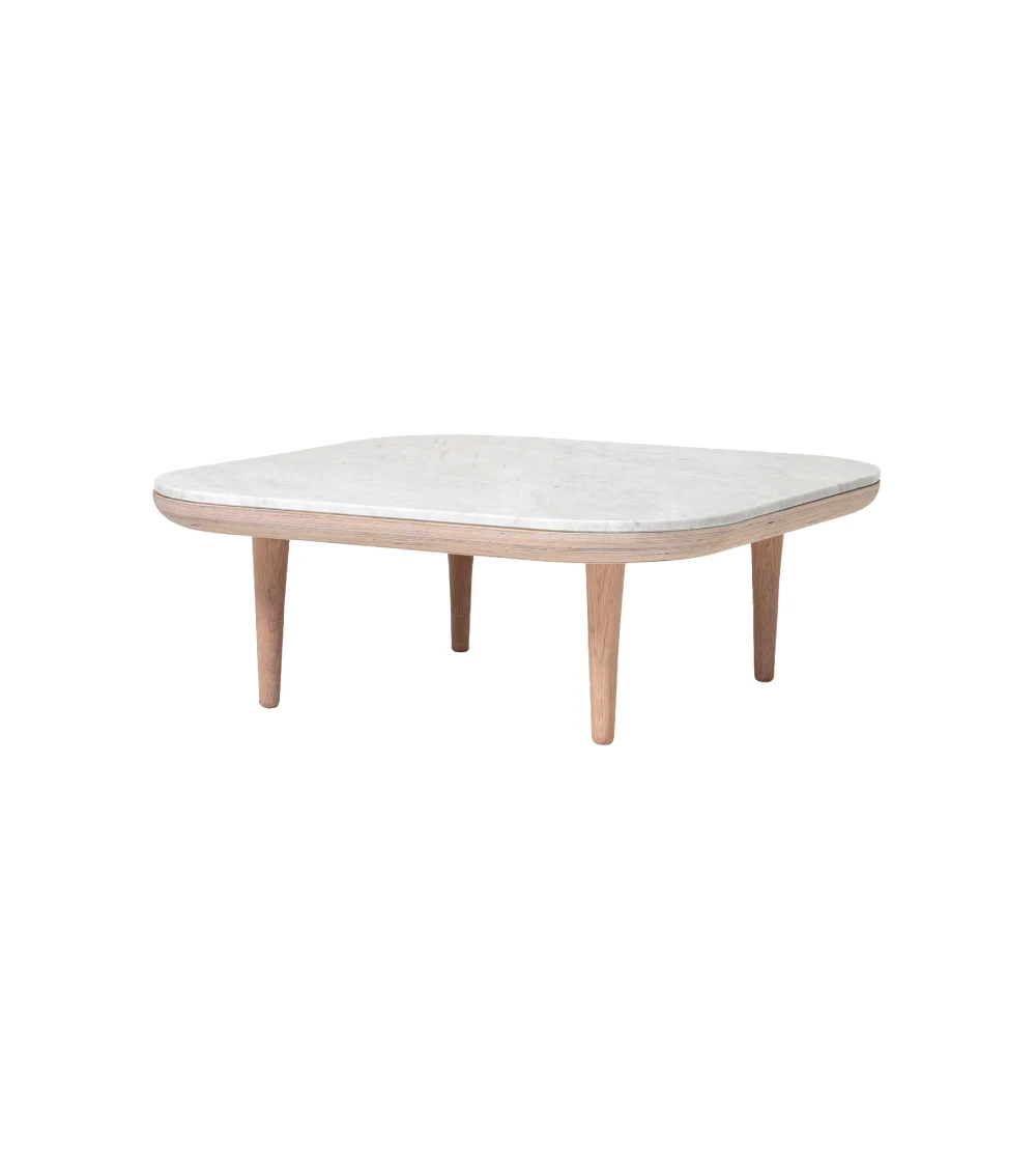 Mesa auxiliar baja Fly de Space Copenhagen en salón contemporáneo, diseño minimalista y funcional.