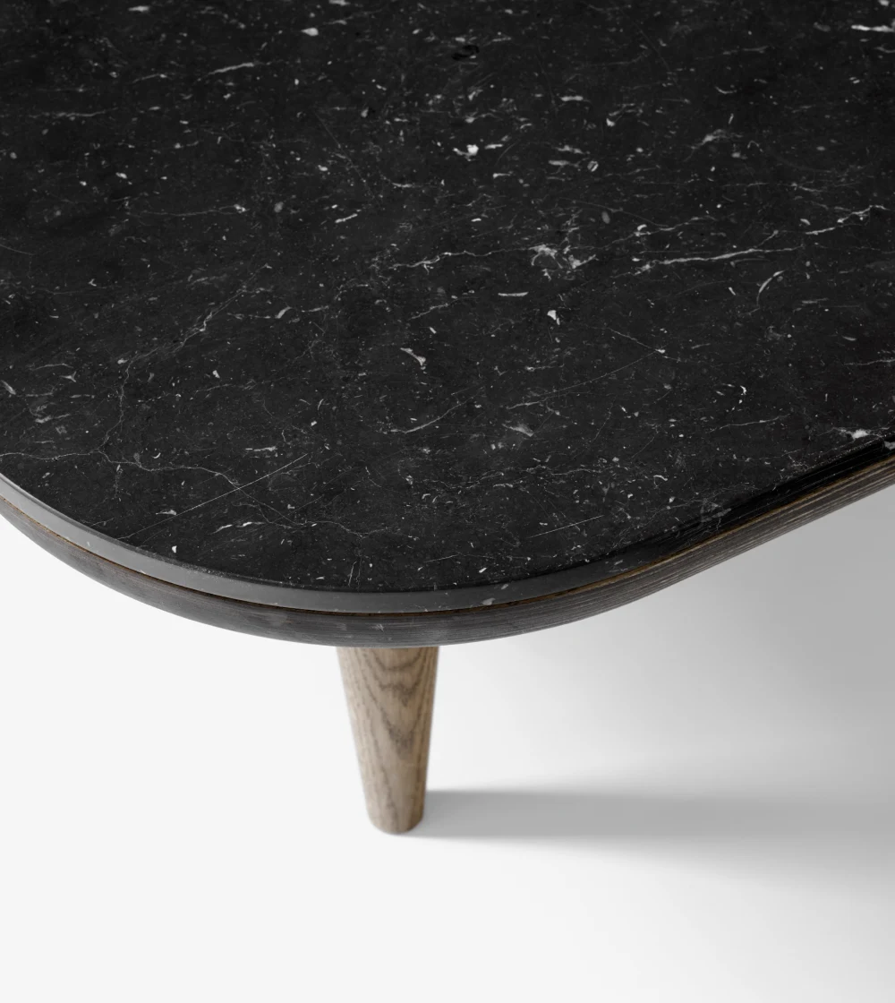 Mesa auxiliar baja Fly de Space Copenhagen en salón contemporáneo, diseño minimalista y funcional.