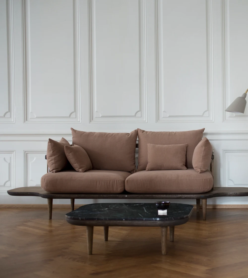 Mesa auxiliar baja Fly de Space Copenhagen en salón contemporáneo, diseño minimalista y funcional.