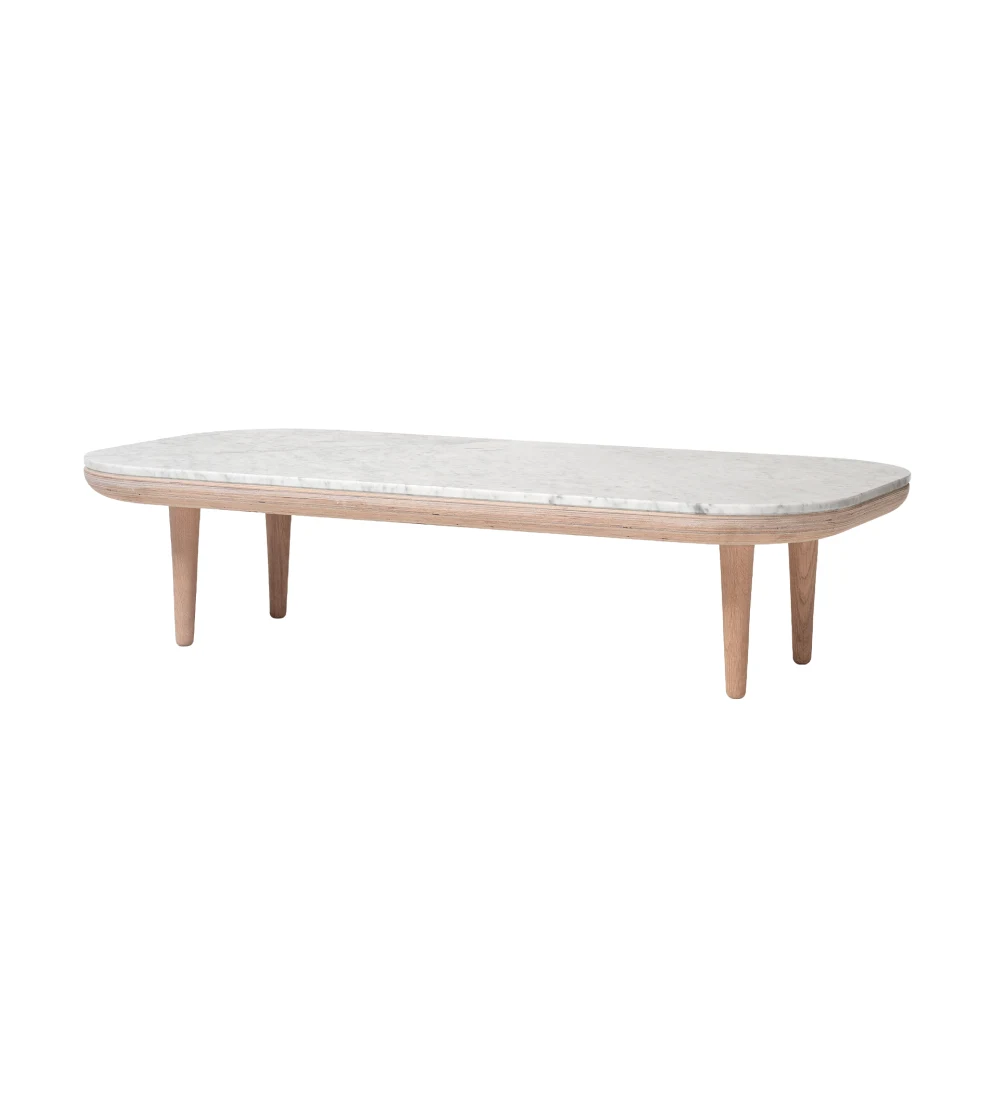 Mesa de centro baja con superficie de mármol Fly de Space Copenhagen en salón contemporáneo, diseño minimalista y funcional.