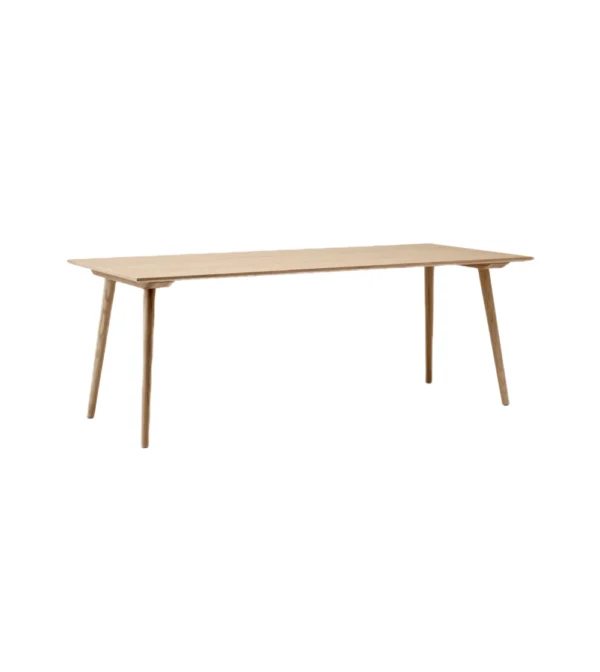 mesa de comedor In Between de &Tradition diseñada por Sami Kallio en madera clara de estilo escandinavo y diseño nórdico.